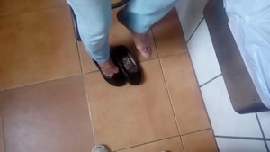 Женщина ласкает пенис мужику своими ступнями через штаны